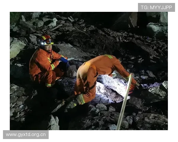 挖掘机修筑边坡精细操作